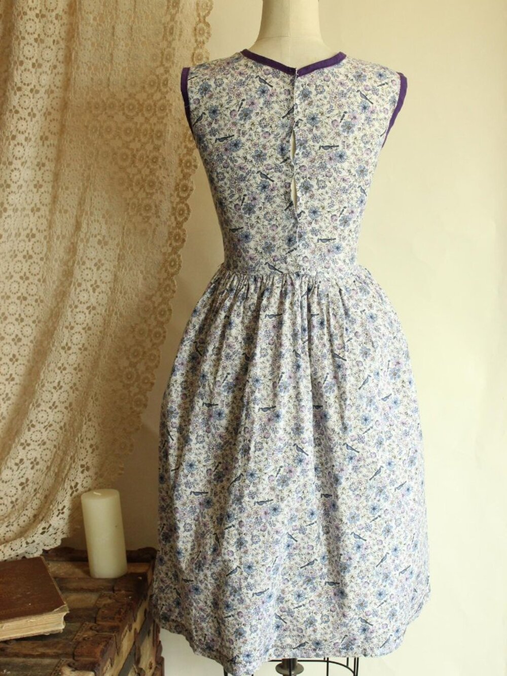Vintage 1950s Dress with Pockets, Bluebird Print in Purple Blue and White Cotton - Picture 12 of 13